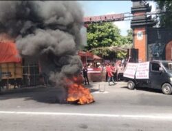 Gelombang Protes di Kediri, Massa Tagih Janji Bupati Dhito Terkait Kasus Dugaan Suap Perangkat Desa
