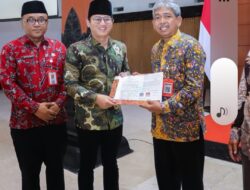 Bupati Arifin Serahkan SK Pensiun Sekda Edy Soepriyanto
