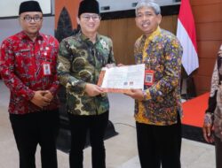 Bupati Arifin Serahkan SK Pensiun Sekda Edy Soepriyanto