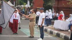 Pj. Sekda Trenggalek Berangkatkan Peserta Lomba Gerak Jalan Tingkat SD/MI Sederajad