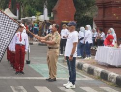Pj. Sekda Trenggalek Berangkatkan Peserta Lomba Gerak Jalan Tingkat SD/MI Sederajad