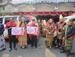 Novita Hardini Serahkan Bantuan 2 Mobil Ambulan Siaga Novita Peduli di Momen Peringatan HUT ke-81 Kemerdekaan RI